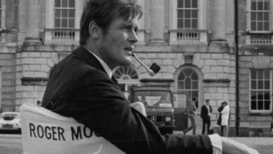 راجر مور : جاسوسی که با دود غرق در اسرار شد سر راجر جرج مور (به انگلیسی: Roger Moore) (زاده ۱۴ اکتبر ۱۹۲۷ – درگذشته ۲۳ مه ۲۰۱۷) یک هنرپیشه انگلیسی بود.