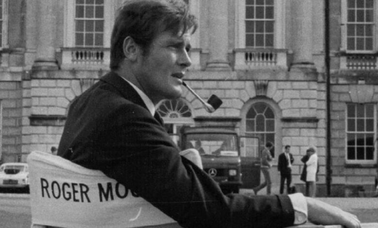 راجر مور : جاسوسی که با دود غرق در اسرار شد سر راجر جرج مور (به انگلیسی: Roger Moore) (زاده ۱۴ اکتبر ۱۹۲۷ – درگذشته ۲۳ مه ۲۰۱۷) یک هنرپیشه انگلیسی بود.