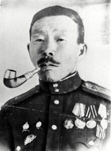 خدای پیپ در جنگ : داستان شگفتانگیز سمیون دانیلوویچ نوموکونوف ، تکتیرانداز سیبری