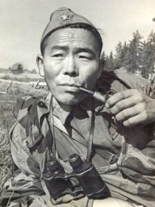 خدای پیپ در جنگ : داستان شگفتانگیز سمیون دانیلوویچ نوموکونوف ، تکتیرانداز سیبری