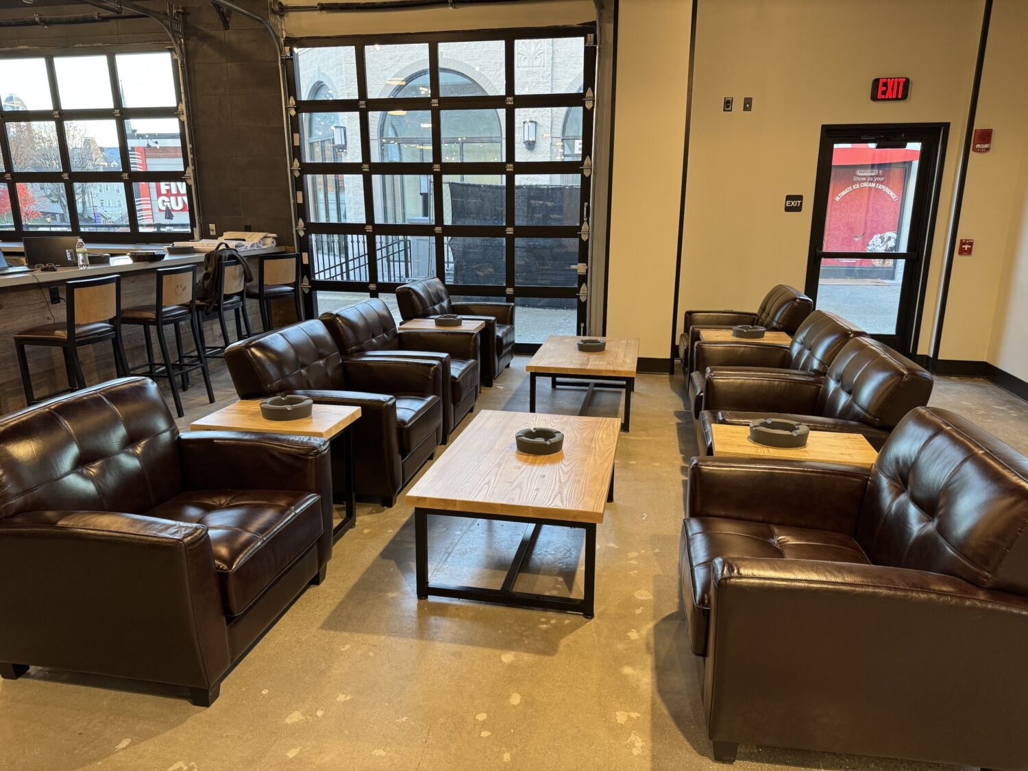 گسترش امپراتوری سیگار برگ : راه‌اندازی فروشگاه جدید Cigars International در نیوپورت، کنتاکی مقدمه : فراتر از یک فروشگاه جدید در دنیای پویا و رقابتی صنعت سیگار برگ، هر حرکت استراتژیک از سوی بازیگران بزرگ، پیامدهای عمیقی برای آینده بازار دارد. اخیراً، شرکت Cigars International (CI)، که به عنوان بزرگترین فروشنده سیگار برگ در جهان شناخته می‌شود، از افتتاح جدیدترین شعبه خود در شهر نیوپورت، ایالت کنتاکی، خبر داد. این خبر در نگاه اول ممکن است صرفاً یک توسعه جغرافیایی دیگر به نظر برسد، اما تحلیل دقیق‌تر نشان می‌دهد که این اقدام، گامی هوشمندانه و چندلایه برای تقویت سلطه این شرکت و نشان دادن قدرت شرکت مادرش، Scandinavian Tobacco Group (STG)، است. این مقاله به بررسی جامع این رویداد می‌پردازد و آن را از منظر استراتژی خرده‌فروشی، اهمیت مکانی، و روندهای کلان صنعت سیگار برگ تحلیل می‌کند. نگاهی دقیق‌تر به فروشگاه نیوپورت؛ استراتژی مکان و تجربه مشتری فروشگاه جدید Cigars International در آدرس 1 Levee Way, P-106, Newport, Ky. واقع شده است. این مکان تنها یک آدرس نیست، بلکه یک انتخاب استراتژیک هوشمندانه است. این فروشگاه در منطقه "Newport on the Levee" قرار دارد؛ یک مرکز خرید، سرگرمی و رستوران‌های پرجنب‌وجوش که در کنار رود اوهایو واقع شده و تنها چند دقیقه با شهر سینسیناتی اوهایو فاصله دارد. این موقعیت‌جغرافیایی، فروشگاه را در قلب یک منطقه سه‌ایالتی (اوهایو، کنتاکی و ایندیانا) قرار می‌دهد که پتانسیل بازار بالایی برای علاقه‌مندان به سیگار برگ دارد. فضای داخلی فروشگاه با مساحت ۵,۷۰۰ فوت مربع (حدود ۵۳۰ متر مربع)، طراحی شده تا تجربه‌ای فراتر از یک خرید ساده ارائه دهد. ویژگی‌های کلیدی آن شامل موارد زیر است: 1. بار کامل (Full-Service Bar): حضور یک بار با سرویس کامل، فضا را از یک فروشگاه صرف به یک مرکز اجتماعی تبدیل می‌کند. مشتریان می‌توانند در کنار لذت بردن از سیگار برگ مورد علاقه خود، از نوشیدنی‌های متنوع نیز بهره‌مند شوند. این ویژگی، زمان اقامت مشتریان را افزایش داده و تعاملات اجتماعی را ترویج می‌دهد. 2. هومیدور سرپوشیده (Walk-in Humidor): قلب تپنده هر فروشگاه سیگار برگ، هومیدور آن است. یک هومیدور سرپوشیده و بزرگ به مشتریان این امکان را می‌دهد که در محیطی با رطوبت و دمای کنترل‌شده، در میان مجموعه‌ای گسترده از سیگار برگ‌ها قدم بزنند، بوی توتون‌های مختلف را استشمام کنند و انتخاب خود را با دقت و آگاهی بیشتری انجام دهند. 3. اتاق کشیدن داخلی (Indoor Lounge): این فضا برای آرامش و لذت بردن از سیگار برگ طراحی شده است. مبلمان راحت، دکوراسیون شیک و فضایی آرام، محیطی ایده‌آل برای تفریح، گفتگو با دوستان یا ملاقات با دیگر علاقه‌مندان فراهم می‌کند. 4. فضای نشیمن دوطبقه در فضای باز (Two Levels of Outdoor Seating): با توجه به موقعیت فروشگاه در کنار رود اوهایو، فضای نشیمن در فضای باز یک مزیت فوق‌العاده است. این ویژگی به مشتریان اجازه می‌دهد تا در هوای آزاد و با منظره‌ای زیبا از سیگار برگ خود لذت ببرند. نکته جالب توجه این است که برخلاف اکثر فروشگاه‌های CI که به صورت ساختمان‌های مستقل و جدید ساخته می‌شوند، این شعبه در یک مرکز تجاری موجود مستقر شده است. این رویکرد می‌تواند به معنای کاهش هزینه‌های اولیه ساخت‌وساز و دسترسی سریع‌تر به جریان بالای مشتریان در یک منطقه پرتردد باشد. اسکات واسکو (Scott Vasko)، معاون امور خرده‌فروشی Cigars International، در یک بیانیه مطبوعاتی به درستی این فضا را فراتر از یک محل خرید توصیف می‌کند: "ما از آوردن تجربه Cigars International به Newport on the Levee بسیار هیجان‌زده‌ایم. این فروشگاه فقط برای خرید سیگار برگ‌ های عالی نیست؛ بلکه در مورد جامعه، آرامش و خلق خاطرات است. تیم ما فضایی ایجاد کرده است که در آن می‌توانید سیگار برگ مورد علاقه بعدی خود را کشف کنید، با دوستان خود آرامش کنید و از همراهی سایر علاقه‌مندان به سیگار برگ لذت ببرید." این جمله، اصل کلیدی استراتژی مدرن CI را به نمایش می‌گذارد: فروش تجربه، نه فقط محصول. Cigars International غول چندکاناله خرده‌فروشی برای درک اهمیت افتتاح فروشگاه نیوپورت، باید با مدل کسب‌وکار Cigars International آشنا شویم. CI صرفاً یک زنجیره فروشگاه فیزیکی نیست؛ بلکه یک غول چندکاناله (Omnichannel) است که به تسلط بر تمام نقاط تماس با مشتری افتخار می‌کند. * ریشه‌ها در فروش از راه دور: CI کار خود با کسب‌وکار فروش از طریق پست‌الکترونیک و کاتالوگ آغاز کرد. در دورانی که اینترنت هنوز فراگیر نشده بود، کاتالوگ‌های رنگین و قطور CI، پنجره‌ای به دنیای سیگار برگ برای هزاران علاقه‌مند در سراسر آمریکا بودند.   این شرکت با ارائه قیمت‌های رقابتی و مجموعه‌ای گسترده، پایه‌های امپراتوری خود را بر این بنا نهاد. * انقلاب اینترنتی: با ظهور اینترنت، CI به سرعت یکی از پیشگامان فروش آنلاین سیگار برگ شد. وب‌سایت آن، Cigars.com، به یکی از جامع‌ترین منابع برای خرید، بررسی و یادگیری در مورد سیگار برگ تبدیل شد. * گسترش فیزیکی: با وجود موفقیت چشمگیر در فضای دیجیتال، CI اهمیت حضور فیزیکی را درک کرد. فروشگاه‌های فیزیکی به چند دلیل حیاتی هستند: 1. نمایشگاه زنده: این فروشگاه‌ها به عنوان نمایشگاه‌های زنده برای محصولات آنلاین عمل می‌کنند. مشتریان می‌توانند قبل از خرید آنلاین، محصولات را از نزدیک لمس کنند و با مشاوران صحبت نمایند. 2. ایجاد جامعه: اتاق‌های کشیدن (Lounge) در فروشگاه‌ها، قلب تپنده جامعه علاقه‌مندان به سیگار برگ هستند. این فضاها جایی هستند که روابط شکل می‌گیرند، تجربیات به اشتراک گذاشته می‌شود و وفاداری به برند عمیق‌تر می‌شود. 3. تجربه حسی: سیگار برگ یک محصول کاملاً حسی است. بوی توتون، بافت برگ، وزن و ظاهر آن—all of these things matter. فروشگاه فیزیکی تنها جایی است که این تجربه کامل را می‌توان ارائه داد. فروشگاه نیوپورت چهاردهمین شعبه CI است که اکثر آن‌ها در مناطق استراتژیک مانند فلوریدا، پنسیلوانیا و تگزاس متمرکز شده‌اند. این پراکندگی نشان‌دهنده استراتژی هدفمند برای پوشش بازارهای کلیدی با جمعیت بالای علاقه‌مندان به سیگار برگ است. قدرت پشت صحنه؛ Scandinavian Tobacco Group (STG) هیچ تحلیلی از Cigars International بدون اشاره به شرکت مادر آن، Scandinavian Tobacco Group (STG)، کامل نیست. STG یک شرکت چندملیتی دانمارکی است که یکی از بزرگترین تولیدکنندگان محصولات توتونی در جهان است و حضور عمیقی در صنعت سیگار برگ دارد. STG با یک استراتژی هوشمندانه ادغام عمودی (Vertical Integration)، کسب‌وکار خود را گسترش داده است. این شرکت نه تنها برندهای تولیدی متعددی را در مالکیت دارد، بلکه با خرید بزرگترین خرده‌فروشان مانند Cigars International، Thompson Cigar و Cigar.com، کانال توزیع و فروش مستقیم به مصرف‌کننده نهایی را نیز تحت کنترل خود درآورده است. این استراتژی به STG اجازه می‌دهد تا از مزرعه توتون تا لبان مصرف‌کننده، زنجیره ارزش را کنترل کند. پورتفولیو عظیم برندهای STG: STG مالک برخی از شناخته‌شده‌ترین برندهای سیگار برگ در بازار آمریکا است که شامل موارد زیر می‌شود: * Cohiba و Partagas (نسخه‌های غیر کوبایی): این برندها که از نظر تاریخی به کوبا تعلق دارند، در نسخه‌های غیرکوبایی خود توسط General Cigar (زیرمجموعه STG) تولید و به فروش می‌رسند و به عنوان برندهای پریمیوم و شناخته‌شده در سطح جهانی محسوب می‌شوند. * Macanudo: یکی از پرفروش‌ترین برندهای سیگار برگ ملایم در جهان که به عنوان یک انتخاب کلاسیک برای سیگار برگ‌کش‌های مبتدی و باتجربه شناخته می‌شود. * Alec Bradley: برندی که به خاطر ترکیب‌های نوآورانه و باکیفیت خود شهرت دارد و جوایز متعددی را از آن خود کرده است. * CAO: برندی که برای ترکیب‌های جسورانه و متنوع خود، به ویژه استفاده از توتون‌های مناطق مختلف جهان، شهرت دارد. * Room101: برندی با هویتی مدرن و جسورانه که طرفداران پروپاقرص خود را دارد. علاوه بر این، STG شرکت‌های خرده‌فروشی دیگری مانند Thompson Cigar, Cigar Bid, Pipes and Cigars, و Club Macanudo را نیز در مالکیت دارد. این شبکه گسترده، به STG قدرت بی‌نظیری در قیمت‌گذاری، بازاریابی و توزیع می‌دهد. جالب است بدانید که STG پورتفولیو برندهای خود را بین دو تیم فروش جداگانه تقسیم کرده است: General Cigar Co. و Forged Cigar Co. این اقدام استراتژیک احتمالاً برای مدیریت بهتر کانال‌های فروش مختلف، جلوگیری از تداخل فروش و تمرکز بر بخش‌های متفاوت بازار (مثلاً خرده‌فروشی در مقابل فروش عمده) انجام شده است. اهمیت استراتژیک راه‌اندازی نیوپورت در صنعت سیگار برگ افتتاح فروشگاه نیوپورت در بستر روندهای کلان صنعت سیگار برگ معنادار است: 1. اعتماد به خرده‌فروشی فیزیکی در عصر دیجیتال: در دنیایی که فروش آنلاین تسلط یافته، سرمایه‌گذاری سنگین یک غول دیجیتال مانند CI در یک فروشگاه فیزیکی لوکس، این پیام را می‌دهد که تجربه حضوری و اجتماعی هنوز اهمیت حیاتی دارد، به‌ویژه برای محصولات لوکس و سرگرمی‌هایی مانند سیگار برگ. 2. رقابت یا همزیستی؟ این فروشگاه کمتر از یک مایل با The Party Source فاصله دارد؛ یک فروشگاه نوشیدنی عظیم به مساحت ۱۱۳,۰۰۰ فوت مربع که حجم قابل توجهی سیگار برگ نیز می‌فروشد. این نزدیکی می‌تواند یک حرکت مستقیم رقابتی برای جذب سهم بازار باشد، اما می‌تواند به ایجاد یک "قطب سیگار برگ" در منطقه نیز منجر شود.   جایی که علاقه‌مندان برای گشت‌وگذار و مقایسه به هر دو مرکز مراجعه کنند و در نهایت به رشد کل بازار در آن منطقه کمک شود. 3. تمرکز بر تجربه "مکان سوم": فروشگاه‌هایی مانند CI نیوپورت، فراتر از یک محل خرید، به "مکان سوم" برای مشتریان خود تبدیل می‌شوند (مکان اول: خانه، مکان دوم: محل کار). این فضاها برای آرامش، ارتباط اجتماعی و تعلق به یک جامعه طراحی شده‌اند. این حس تعلق، وفاداری به برند را به سطحی فراتر از قیمت و محصول می‌رساند. نتیجه‌گیری : یک حرکت شطرنج هوشمندانه افتتاح فروشگاه Cigars International در نیوپورت، کنتاکی، بسیار فراتر از افزودن یک شعبه جدید به نقشه این شرکت است. این یک حرکت شطرنج حساب‌شده است که چندین هدف را به طور همزمان دنبال می‌کند: * تسلط بر یک منطقه استراتژیک: با حضور در قلب منطقه سه‌ایالتی سینسیناتی. * تقویت برند از طریق تجربه: با ارائه یک فضای لوکس و اجتماعی که وفاداری مشتری را جلب می‌کند. * نمایش قدرت شرکت مادر (STG): و تأکید بر توانایی آن برای سرمایه‌گذاری‌های کلان و هدایت روندهای بازار. * تأیید مدل خرده‌فروشی چندکاناله: و اثبات اینکه موفقیت در دنیای مدرن نیازمند ترکیبی هوشمندانه از قدرت آنلاین و جذابیت فیزیکی است. این فروشگاه جدید، قطعه ای از دنیای مدرن سیگار برگ است؛ دنیایی که در آن ادغام عمودی، تجربه مشتری و جامعه‌سازی، کلیدهای اصلی سلطه و موفقیت هستند. با برگزاری مراسم افتتاحیه بزرگ در تاریخ ۶ دسامبر، Cigars International نه تنها یک فروشگاه جدید، بلکه یک بیانیه قدرتمند در مورد آینده این صنعت به نمایش می‌گذارد. آینده‌ای که در آن، امپراتوری‌های سیگار برگ همچنان بر بستر استراتژی‌های هوشمندانه و سرمایه‌گذاری‌های جسورانه گسترش خواهند یافت.