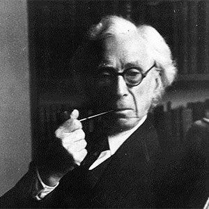 چهره های مشهور و علاقه مندان به دنیای پیپ و تنباکو : بررسی تخصصی انتخابهای تاریخی دنیای پیپ و تنباکو، جهان است فراتر از یک عادت یا یک سرگرمی ساده و در طول تاریخ، بخشی جداییناپذیر از فرهنگ، ادبیات و تفکر اندیشمندان بزرگ بوده است. جامعه پیپکشها، جامعهای است که در آن مرزهای طبقاتی و اجتماعی گاهی در دودی غلیظ و معطر از میان میرود. از نویسندگان برجسته و فیلسوفان که با هر پک افکار عمیقشان را در کلمات جاری میکردند، تا روسای جمهور و هنرمندانی که در سکوتِ سیگار برگ، خلقت میکردند؛ همگی عاشقان دنیای "برایر" (Briar) و "برگ" (Leaf) بودهاند. برای یک علاقهمند به این هنر کهن، گاهی این کنجکاوی ایجاد میشود که بداند قهرمانان تفکر و هنر، چه مخلوطهایی (Blend) در پیپهای خود می ریختند و چه عطری در فضا پخش میشد. دانستن این که اساتید این هنر، چه طعمهایی را ترجیح میدادند، نه تنها به ما حس نزدیکی به آنان میدهد، بلکه دریچهای است به درک سلیقه و شخصیت آنها. در این مقاله، به بررسی دقیق زندگی و انتخابهای تنباکویی برخی از مشهورترین پیپ کشهای تاریخ پرداخته میشود. اما پیش از ورود به جزئیات، باید نکتهای مهم را یادآوری شد: اکثر مخلوطهای تنباکویی که در این مقاله به آنها اشاره میشود، متأسفانه دیگر تولید نمیشوند و در کاتالوگهای کارخانهها جایی ندارند. آنها اکنون به اسطورههایی تبدیل شدهاند که تنها در داستانها و خاطرات نوشته شده زنده هستند. با این حال، شناخت ترکیبات و ویژگیهای این تنباکوهای منسوخ شده، برای هر دوستدار این صنعت ضروری است تا تاریخچه و تکامل این هنر را درک کند. برتراند راسل و مخلوط طلایی فریبورگ و ترییر برتراند راسل، مردی با عناوین متعدد و ذهنی درخشان؛ یکی از برجستهترین منطقدانان قرن بیستم و بنیانگذار فلسفه تحلیلی. راسل نه تنها یک متفکر عمیق بود، بلکه تمام عمر یک پیپکشِ ثابت به شمار میرفت. تصاویر تاریخی او معمولاً با یک پیپ میان لبخندِ فلسفیاش به یاد میآیند. تنباکوی برگزیده راسل، "Golden Mixture" از برند افسانهای "Fribourg & Treyer" بود. فریبورگ و ترییر نامی است که برای هر دوستدار قدیمی پیپ، نوستالژی و احترام برمیانگیزد. این فروشگاه در لندن، کانون پیپکشهای اشرافی و روشنفکر بود. مخلوط طلایی (Golden Mixture)، یک تنباکوی خالص "ویرجینیا" (Virginia) بود. ویرجینیاهای طلایی، به دلیل طعم شیرین و طبیعیشان شهرت دارند. آنهایی که خوش شانس بودند و در زمان تولید این تنباکو حضور داشتند، توصیف کردهاند که پروفایل طعمی این مخلوط، سرشار از رایحه مرکبات شیرین و علف تازه (Hay) بوده است. روم نت (Room Note) یا عطری که در فضا پخش میشده، برای اطرافیان بسیار دلپذیر بوده و قدرت نیکوتین آن ملایم و متعادل بوده است؛ ویژگیای که اجازه میداد راسل ساعتهای طولانی بدون احساس سرگیجه به نوشتن و تفکر بپردازد. این تنباکو نمادی از سادگی و ظرافت بود، دقیقاً مشابه فلسفه راسل که پیچیدگیهای جهان را با زبانی شفاف تحلیل میکرد. جی. آر. آر. تالکین و کپستان بلو (Capstan Blue) جان رونالد روئل تالکین، نابغهای که خالق "ارباب حلقهها"، "هابیت" و دهها اثر ماندگار دیگر بود، احتمالاً نیازی به معرفی طولانی ندارد. اما آنچه شاید کمتر بدانید، علاقه عمیق تالکین به پیپ است. در داستانهای او، پیپکشیدن بخشی جداییناپذیر از فرهنگ هابیتها و جادوگران است و این بخشگویی آینهای از زندگی واقعی نویسنده بود. تالکین یک هوادار متعصب برای تنباکوی "Capstan Blue" بود. کپستان بلو، یکی از کلاسیکترینهای دنیای پیپ است که از ویرجینیاهای رسیده و دستچین شده تشکیل شده است. این تنباکو به سبک "Navy Cut" یا برش دریایی تولید میشد. این سبک از برش، ریشه در تاریخ دریانوردی دارد و معمولاً شامل تنباکوهای فشردهای است که با عطرهایی طبیعی حفظ شدهاند. پروفایل طعمی کپستان بلو ساده، خالص و لذتبخش است. پیپکشهای قدیمی میگویند که این تنباکو، طعمی نزدیک به گیاهان تازه و کمی شیرینی کرهای دارد. جالب است بدانید که تالکین گاهی اوقات از تنباکوی مورد علاقه دوست صمیمیاش، سی. اس. لوئیس نیز استفاده میکرد، موضوعی که در ادامه به آن میپردازیم. پیپ برای تالکین، ابزاری برای خلق دنیاهای فانتزی و فرار از واقعیت تلخ جنگها بود. سی. اس. لوئیس و مخلوط راهبههای سهگانه (Three Nuns) سی. اس. لوئیس، نویسنده بزرگ مجموعه "افسانههای نارنیا"، همدوره و دوست صمیمی تالکین بود. وقتی لویس مشغول نوشتن ماجراهای نارنیا نبود، میشد او را یافت که با یک پیپ در دست، در حال فکر کردن بود. انتخاب لوئیس، تنباکوی "Three Nuns" بود. این تنباکو یکی از مشهورترین مخلوطهای تاریخ است که شکل خاصی از برش را معرفی کرد. Three Nuns یک مخلوط برشخورده به شکل سکه (Coin-cut) بود که ترکیبی از "Dark-Fired Kentucky" (کنتاکی دودی شده)، ویرجینیای خشک شده در آفتاب، و تنباکوی "Burley" بود. این ترکیب، طعمی بسیار قدرتمند و متمایز ایجاد میکرد. کنتاکی دارکفایر، نوعی تنباکو است که با دود آتش هیزم خشک میشود و طعمی دودی، تند و زمینی به مخلوط میدهد. مصرفکنندگان قدیمی Three Nuns از طعم آن به عنوان ترکیبی شبیه به بیکنِ افرا و آجین بوداده (Maple bacon and roasted nuts) با ادویهای ملایم یاد میکنند. این تنباکو ضربه نیکوتین نسبتاً قویای داشت که برای کسی مثل لوئیس که در مباحثات فلسفی و ادبی طولانی شرکت میکرد، مناسب بود. تضاد بین عالم خیالانگیز نارنیا و طعم سنگین و دودی این تنباکو، پارادوکسی جذاب در شخصیت لوئیس محسوب میشود. ویلیام فاکنر و کلاسیکهای دنیای پیپ: دانهیل ۹۶۵ و سر والتر رالی ویلیام فاکنر، یکی از نویسندگان مورد علاقه بسیاری در ادبیات قرن بیستم ، نویسندهای که رمانهایش عمیقاً در فرهنگ جنوب آمریکا ریشه داشتند، سلیقهای در انتخاب تنباکو داشت که باعث افزایش احترام به او شده است. فاکنر دو تنباکوی اصلی را به طور منظم مصرف میکرد: یکی "My Mixture 965" از برند دانهیل (که اکنون با برند پترسون تولید میشود) و دیگری "Sir Walter Raleigh"، یک تنباکوی کلاسیک و محبوب نسلهای قدیمی. دنیای پیپ به دو دسته کلی تقسیم میشود: "English" (انگلیسی) و "Aromatic" (معطر). دانهیل ۹۶۵، پادشاه مخلوطهای انگلیسی است. این تنباکو بدنهای کامل (Full-bodied) دارد و با لاتاکیاهای انتخابی تهیه میشود. لاتاکیا، تنباکویی است که با دود تیره و عطری معطر خشک میشود و به مخلوط، طعمی غنی، دودی و خنکی میبخشد. در کنار لاتاکیا، تنباکوهای اورینتال برای شیرینی و تندی، و کمی "Black Cavendish" برای شیرینی اضافه میشوند. ۹۶۵ مخلوطی پیچیده و جسورانه است. در مقابل، سر والتر رالی، تنباکویی ساده از نوع "Burley" است که با کمی رازیانه (Anise) و ملاس (Molasses) طعمدهی شده است. این تنباکو برای نسلها به عنوان یک تنباکوی روزمره و در دسترس در چرخش مصرف بسیاری از پیپکشهای سراسر جهان باقی مانده است. اینکه فاکنر چگونه بین این دو قطب متضاد—یکی پیچیده و دودی (۹۶۵) و دیگری ساده و شیرین (سر والتر رالی)—جابهجا میشد، نشاندهنده تنوع سلیقه و شاید نوسانات خلقی نویسنده در خلق آثارش بوده است. امروزه مالکیت برند دانهیل به شرکت "Peterson of Dublin" منتقل شده و تولید این مخلوط افسانهای با همان کیفیت ادامه دارد، هرچند که نسخههای اصلی قدیمی اکنون کالای کلکسیونی هستند. شلبی فوت و مخلوط پیپ ادوارد جی. رابینسون شلبی دیل فوت جونیور، نویسنده و روزنامهنگار مشهور، که بیشتر به خاطر مجموعه سه جلدی تاریخچه جنگ داخلی آمریکا شهرت دارد، در زمان نگارش آثارش چه تنباکویی میکشید؟ پاسخ "Edward G. Robinson's Pipe Blend" است. ادوارد جی. رابینسون، ستاره مشهور سینما بود که خود یک پیپکش پرشور بود و این تنباکو به نام او ثبت شد. این مخلوط یک تنباکوی "Aromatic" یا معطر با کیفیتی بسیار لذتبخش بود. ترکیبات آن شامل "Burley" خوشطعم و شیرین، کندیش طلایی (Gold Cavendish)، و کندیش معطر سیاه (Flavored Black Cavendish) بود که هماهنگیای شاهکار با هم داشتند. به این ترکیب، نتهای میوهای آلو و شراب اضافه شده بود تا عطر و طعمی میوهای و غنی ایجاد کند. نکته جالب در مورد این مخلوط، استفاده از مقدار بسیار کمی لاتاکیا بود. لاتاکیا در اینجا نقش اصلی را بازی نمیکرد، بلکه فقط برای افزودن کمی شیرینی، عمق و بدنه (Body) به مخلوط استفاده میشد تا دود خنکتری تولید کند. نتیجه نهایی، دودی شیرین، میوهای و بسیار خنک بود که میتوانست ساعتهای طولانی یک مورخ را در آرامش نگه دارد. جین هیل و میراث اجورث (Edgeworth) جین اتکینز هیل، طبیعتگرد و نویسندهای بود که طنزی خاص در انتخاب تنباکوی خود داشت. جین برای نشریات مختلفی در حوزه طبیعتگردی مینوشت و در نهایت در مجله مشهور "Field & Stream" سکونت گزید. با این حال، تنباکوی انتخابی او متعلق به خود آن مجله نبود، بلکه سلیقهای بینقص داشت. انتخاب او، تنباکوی "Edgeworth" بود که به احتمال زیاد نسخه "Ready-Rubbed" (آماده ساییده شده) آن بوده است. اجورث، نامی است که در خاطرات پیپکشهای آمریکایی حک شده است. این تنباکو از finest Kentucky و Tennessee White Burley تهیه میشد. تنباکوهای برلی سفید، به دلیل توانایی جذب رطوبت و تولید دودی خنک و خوشطعم مشهورند. این برگها با دقت انتخاب و کهنه میشدند تا خنکترین اسموک ممکن را ارائه دهند. بقیه رازهای اجورث در گذر زمان گم شده است، زیرا "استاد ترکیبکننده" (Master Blender) فرمول دقیق آن را به یک راز تجاری تبدیل کرد و با خود به گور برد. اجورث نمادی از طلایهداران تنباکوی برلی آمریکایی بود که اسموکی نرم و بدون نیش زبان ارائه میداد؛ تنباکویی که برای یک نویسنده حوزه طبیعت، بهترین همراه برای نشستن در کنار آتشگاه و نوشتن داستانهای شکار و ماهیگیری بود. هاولین وولف و اجورث آروماتیک (Edgeworth Aromatic) اگر از موسیقی بلوز (Blues) لذت میبرید، حتماً با "هاولین وولف" آشنا هستید. حتی اگر طرفدار موسیقی بلوز نباشید، احتمالاً نام این یکی از تاثیرگذارترین موسیقیدانان بلوز در جهان را شنیدهاید. وولف نقش مهمی در تبدیل بلوز آکوستیک دلتا به بلوز الکتریک شیکاگو داشت. تصویر این غول موسیقی با یک پیپ در دهان، نمادی از قدرت و اصالت است. تنباکوی مورد علاقه وولف، "Edgeworth Aromatic" بود. بر اساس تحقیقات و شواهد تاریخی، به احتمال زیاد منظور نسخه "قرمز" (Red) این برند بوده است. اجورث آروماتیک (قرمز)، یک مخلوط ساده اما قدرتمند بود که از ترکیب تنباکوهای Burley، Latakia، Oriental، Perique و Virginia تشکیل میشد و با طعمدهندهای شبیه به براندی (Brandy topping) معطر میشد. وجود "پریک" (Perique) در این ترکیب بسیار قابل توجه است. پریک، تنباکی است که فقط در منطقه کوچکی از لوئیزیانا تولید میشود و فرایند تخمیر فشاری روی آن اعمال میشود. این تنباکو، تندی و ادویه خاصی به مخلوط میدهد. ترکیب پریک و لاتاکیا با طعم براندی، دودی متنوع، تند و در عین حال شیرین را ایجاد میکرد که با ریتمهای خشن و احساسی موسیقی وولف همخوانی کاملی داشت. نورمن راکول و ادجورث اکزیکیوتیو میکسچر (Executive Mixture) نورمن راکول، تصویرگر برجسته آمریکایی که نقاشیهای او نمایی نوستالژیک از ایالات متحده را ثبت کرده و برای نسلها نمادین بوده است، عشقی عمیق به پیپ داشت. راکول که اخیراً در مقالاتی درباره خوانندگان روزانه (Daily Reader) نیز به او اشاره شده، زندگی روزمره آمریکایی را در قاب نقاشیهایش جاودانه کرد. علاقه او به "Edgeworth Executive Mixture" به خوبی مستند شده است، تا جایی که او حتی در تبلیغات تجاری این برند نیز حضور پیدا کرد. این تنباکو، به طور خاص برای مردان کسبه و مدیران (Executives) طراحی شده بود. مخلوط اکزیکیوتیو از ترکیب White Burley، Golden Flake (برگهای طلایی ورقه ورقه شده) و یک نوع کمیاب از "Red Virginia Cavendish" تشکیل میشد. استفاده از ویرجینیا کندیش قرمز، طعمی شیرین و میوهای به این مخلوط میداد که با طعم خاکی برلی متعادل میشد. این تنباکو با عنوان "تنباکوی مردان موفق" شناخته میشد و تبلیغات آن با تصاویر راکول، پیوندی میان هنر، تجارت و لذت پیپکشی ایجاد میکرد. راکول با نقاشیهایش لحظات ساده را شاهکار میکرد و با پیپ خود، لحظات نوشتن را لذتبخش مینمود. تحلیل تخصصی تنباکوهای منسوخ شده و میراث آنها مرور این لیست کوتاه از اسموکرهای مشهور و تنباکوهای مورد علاقه آنها، دریچهای رو به گذشتهی طلایی دنیای پیپ است. چیزی که در تمام این انتخابها مشترک است، تنوع بالای ترکیبات و پایبندی به کیفیت برتر است. در آن زمان، "Master Blenders" یا استادان ترکیب، هنرشان را با ترکیب برگهای از سراسر جهان اعم از ویرجینیای آمریکا و آفریقا، لاتاکیای قبرس و سوریه، و برلیهای آمریکا به نمایش میگذاشتند. تنباکوهایی مانند *Fribourg & Treyer's Golden Mixture*، *Three Nuns* قدیمی، و *Edgeworth* در اشکال مختلف، اکنون تنها در خاطرات یا در قوطیهای قدیمی و باقیمانده در کلکسیونهای خصوصی وجود دارند. با این حال، تأثیر آنها بر دنیای تنباکو مدرن غیرقابل انکار است. بسیاری از مخلوطهای مدرن، سعی در بازآفرینی یا الهام گرفتن از این فرمولهای کلاسیک دارند. برای مثال، تلاش برای تولید مخلوطهایی با طعم شیرین مرکبات و یونجه شبیه به مخلوط طلایی راسل، یا تلاش برای تولید تنباکوهای برلی خنک و نرم شبیه به ادجورث، همچنان توسط کارخانههای بزرگ تنباکو ادامه دارد. دانستن این که راسل، فیلسوف منطق، چه تنباکویی میکشید، یا اینکه راکول، تصویرگر رویاها، چه چیزی می کشد ، به ما کمک میکند تا ابعاد تازهای از شخصیت آنها را درک کنیم. پیپ برای آنها تنها یک وسیله برای مصرف نیکوتین نبود؛ بلکه همراهی در خلوت، عاملی برای تمرکز و نمادی از سبک زندگی آنان بود. کلام پایانی در مورد هنر پیپکشی دنیای پیپ و تنباکو، دنیایی است که در آن جزئیات اهمیت حیاتی دارند. نوع برش، منشأ برگ، نحوه خشک کردن و ترکیب آنها، همه و همه در تجربه نهایی موثر هستند. چهرههای مذکور در این مقاله، عاشقان واقعی این هنر بودند که سلیقهشان در انتخاب تنباکو ، بازتابی از ذهن و روحشان بود . اگرچه ما دیگر نمیتوانیم دودی از مخلوط طلایی فریبورگ و ترییر را در هوا حس کنیم ، اما روح آنها در ادبیات و هنری که آفریدهاند ، زنده است و داستان تنباکوهایشان الهامبخش نسلهای جدید پیپکشها میماند تا به جستجوی طعمهای منحصر به فرد و ساختن خاطرات جدید ادامه دهند . برای مشاهده دیگر مقالات با موضوع مشاهیر پیپ و سیگاربرگ کلیک کنید