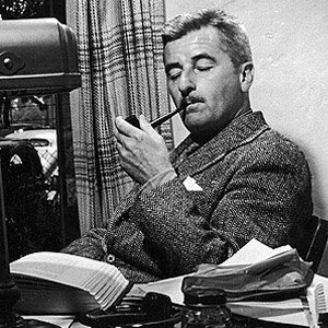 چهره های مشهور و علاقه مندان به دنیای پیپ و تنباکو : بررسی تخصصی انتخابهای تاریخی
دنیای پیپ و تنباکو، جهان است فراتر از یک عادت یا یک سرگرمی ساده و در طول تاریخ، بخشی جداییناپذیر از فرهنگ، ادبیات و تفکر اندیشمندان بزرگ بوده است. جامعه پیپکشها، جامعهای است که در آن مرزهای طبقاتی و اجتماعی گاهی در دودی غلیظ و معطر از میان میرود. از نویسندگان برجسته و فیلسوفان که با هر پک افکار عمیقشان را در کلمات جاری میکردند، تا روسای جمهور و هنرمندانی که در سکوتِ سیگار برگ، خلقت میکردند؛
همگی عاشقان دنیای "برایر" (Briar) و "برگ" (Leaf) بودهاند. برای یک علاقهمند به این هنر کهن، گاهی این کنجکاوی ایجاد میشود که بداند قهرمانان تفکر و هنر، چه مخلوطهایی (Blend) در پیپهای خود می ریختند و چه عطری در فضا پخش میشد. دانستن این که اساتید این هنر، چه طعمهایی را ترجیح میدادند، نه تنها به ما حس نزدیکی به آنان میدهد، بلکه دریچهای است به درک سلیقه و شخصیت آنها.
در این مقاله، به بررسی دقیق زندگی و انتخابهای تنباکویی برخی از مشهورترین پیپ کشهای تاریخ پرداخته میشود. اما پیش از ورود به جزئیات، باید نکتهای مهم را یادآوری شد: اکثر مخلوطهای تنباکویی که در این مقاله به آنها اشاره میشود، متأسفانه دیگر تولید نمیشوند و در کاتالوگهای کارخانهها جایی ندارند. آنها اکنون به اسطورههایی تبدیل شدهاند که تنها در داستانها و خاطرات نوشته شده زنده هستند. با این حال، شناخت ترکیبات و ویژگیهای این تنباکوهای منسوخ شده، برای هر دوستدار این صنعت ضروری است تا تاریخچه و تکامل این هنر را درک کند.
برتراند راسل و مخلوط طلایی فریبورگ و ترییر
برتراند راسل، مردی با عناوین متعدد و ذهنی درخشان؛ یکی از برجستهترین منطقدانان قرن بیستم و بنیانگذار فلسفه تحلیلی. راسل نه تنها یک متفکر عمیق بود، بلکه تمام عمر یک پیپکشِ ثابت به شمار میرفت. تصاویر تاریخی او معمولاً با یک پیپ میان لبخندِ فلسفیاش به یاد میآیند. تنباکوی برگزیده راسل،
"Golden Mixture"
از برند افسانهای
"Fribourg & Treyer"
بود. فریبورگ و ترییر نامی است که برای هر دوستدار قدیمی پیپ، نوستالژی و احترام برمیانگیزد. این فروشگاه در لندن، کانون پیپکشهای اشرافی و روشنفکر بود.
مخلوط طلایی (Golden Mixture)، یک تنباکوی خالص "ویرجینیا" (Virginia) بود. ویرجینیاهای طلایی، به دلیل طعم شیرین و طبیعیشان شهرت دارند. آنهایی که خوش شانس بودند و در زمان تولید این تنباکو حضور داشتند، توصیف کردهاند که پروفایل طعمی این مخلوط، سرشار از رایحه مرکبات شیرین و علف تازه (Hay) بوده است. روم نت (Room Note) یا عطری که در فضا پخش میشده، برای اطرافیان بسیار دلپذیر بوده و قدرت نیکوتین آن ملایم و متعادل بوده است؛ ویژگیای که اجازه میداد راسل ساعتهای طولانی بدون احساس سرگیجه به نوشتن و تفکر بپردازد. این تنباکو نمادی از سادگی و ظرافت بود، دقیقاً مشابه فلسفه راسل که پیچیدگیهای جهان را با زبانی شفاف تحلیل میکرد.
جی. آر. آر. تالکین و کپستان بلو (Capstan Blue)
جان رونالد روئل تالکین، نابغهای که خالق "ارباب حلقهها"، "هابیت" و دهها اثر ماندگار دیگر بود، احتمالاً نیازی به معرفی طولانی ندارد. اما آنچه شاید کمتر بدانید، علاقه عمیق تالکین به پیپ است. در داستانهای او، پیپکشیدن بخشی جداییناپذیر از فرهنگ هابیتها و جادوگران است و این بخشگویی آینهای از زندگی واقعی نویسنده بود. تالکین یک هوادار متعصب برای تنباکوی "Capstan Blue" بود.
کپستان بلو، یکی از کلاسیکترینهای دنیای پیپ است که از ویرجینیاهای رسیده و دستچین شده تشکیل شده است. این تنباکو به سبک "Navy Cut" یا برش دریایی تولید میشد. این سبک از برش، ریشه در تاریخ دریانوردی دارد و معمولاً شامل تنباکوهای فشردهای است که با عطرهایی طبیعی حفظ شدهاند. پروفایل طعمی کپستان بلو ساده، خالص و لذتبخش است. پیپکشهای قدیمی میگویند که این تنباکو، طعمی نزدیک به گیاهان تازه و کمی شیرینی کرهای دارد. جالب است بدانید که تالکین گاهی اوقات از تنباکوی مورد علاقه دوست صمیمیاش، سی. اس. لوئیس نیز استفاده میکرد، موضوعی که در ادامه به آن میپردازیم. پیپ برای تالکین، ابزاری برای خلق دنیاهای فانتزی و فرار از واقعیت تلخ جنگها بود.
سی. اس. لوئیس و مخلوط راهبههای سهگانه (Three Nuns)
سی. اس. لوئیس، نویسنده بزرگ مجموعه "افسانههای نارنیا"، همدوره و دوست صمیمی تالکین بود. وقتی لویس مشغول نوشتن ماجراهای نارنیا نبود، میشد او را یافت که با یک پیپ در دست، در حال فکر کردن بود. انتخاب لوئیس، تنباکوی "Three Nuns" بود. این تنباکو یکی از مشهورترین مخلوطهای تاریخ است که شکل خاصی از برش را معرفی کرد.
Three Nuns
یک مخلوط برشخورده به شکل سکه (Coin-cut) بود که ترکیبی از
"Dark-Fired Kentucky"
(کنتاکی دودی شده)، ویرجینیای خشک شده در آفتاب، و تنباکوی "Burley" بود. این ترکیب، طعمی بسیار قدرتمند و متمایز ایجاد میکرد. کنتاکی دارکفایر، نوعی تنباکو است که با دود آتش هیزم خشک میشود و طعمی دودی، تند و زمینی به مخلوط میدهد. مصرفکنندگان قدیمی Three Nuns از طعم آن به عنوان ترکیبی شبیه به بیکنِ افرا و آجین بوداده
(Maple bacon and roasted nuts)
با ادویهای ملایم یاد میکنند. این تنباکو ضربه نیکوتین نسبتاً قویای داشت که برای کسی مثل لوئیس که در مباحثات فلسفی و ادبی طولانی شرکت میکرد، مناسب بود. تضاد بین عالم خیالانگیز نارنیا و طعم سنگین و دودی این تنباکو، پارادوکسی جذاب در شخصیت لوئیس محسوب میشود.
ویلیام فاکنر و کلاسیکهای دنیای پیپ: دانهیل ۹۶۵ و سر والتر رالی
ویلیام فاکنر، یکی از نویسندگان مورد علاقه بسیاری در ادبیات قرن بیستم ، نویسندهای که رمانهایش عمیقاً در فرهنگ جنوب آمریکا ریشه داشتند، سلیقهای در انتخاب تنباکو داشت که باعث افزایش احترام به او شده است. فاکنر دو تنباکوی اصلی را به طور منظم مصرف میکرد: یکی
"My Mixture 965"
از برند دانهیل (که اکنون با برند پترسون تولید میشود) و دیگری
"Sir Walter Raleigh"،
یک تنباکوی کلاسیک و محبوب نسلهای قدیمی.
دنیای پیپ به دو دسته کلی تقسیم میشود: "English" (انگلیسی) و "Aromatic" (معطر). دانهیل ۹۶۵، پادشاه مخلوطهای انگلیسی است. این تنباکو بدنهای کامل (Full-bodied) دارد و با لاتاکیاهای انتخابی تهیه میشود. لاتاکیا، تنباکویی است که با دود تیره و عطری معطر خشک میشود و به مخلوط، طعمی غنی، دودی و خنکی میبخشد. در کنار لاتاکیا، تنباکوهای اورینتال برای شیرینی و تندی، و کمی "Black Cavendish" برای شیرینی اضافه میشوند. ۹۶۵ مخلوطی پیچیده و جسورانه است.
در مقابل، سر والتر رالی، تنباکویی ساده از نوع "Burley" است که با کمی رازیانه (Anise) و ملاس (Molasses) طعمدهی شده است. این تنباکو برای نسلها به عنوان یک تنباکوی روزمره و در دسترس در چرخش مصرف بسیاری از پیپکشهای سراسر جهان باقی مانده است. اینکه فاکنر چگونه بین این دو قطب متضاد—یکی پیچیده و دودی (۹۶۵) و دیگری ساده و شیرین (سر والتر رالی)—جابهجا میشد، نشاندهنده تنوع سلیقه و شاید نوسانات خلقی نویسنده در خلق آثارش بوده است. امروزه مالکیت برند دانهیل به شرکت "Peterson of Dublin" منتقل شده و تولید این مخلوط افسانهای با همان کیفیت ادامه دارد، هرچند که نسخههای اصلی قدیمی اکنون کالای کلکسیونی هستند.
شلبی فوت و مخلوط پیپ ادوارد جی. رابینسون
شلبی دیل فوت جونیور، نویسنده و روزنامهنگار مشهور، که بیشتر به خاطر مجموعه سه جلدی تاریخچه جنگ داخلی آمریکا شهرت دارد، در زمان نگارش آثارش چه تنباکویی میکشید؟ پاسخ
"Edward G. Robinson's Pipe Blend"
است. ادوارد جی. رابینسون، ستاره مشهور سینما بود که خود یک پیپکش پرشور بود و این تنباکو به نام او ثبت شد.
این مخلوط یک تنباکوی "Aromatic" یا معطر با کیفیتی بسیار لذتبخش بود. ترکیبات آن شامل "Burley" خوشطعم و شیرین، کندیش طلایی
(Gold Cavendish)،
و کندیش معطر سیاه
(Flavored Black Cavendish)
بود که هماهنگیای شاهکار با هم داشتند. به این ترکیب، نتهای میوهای آلو و شراب اضافه شده بود تا عطر و طعمی میوهای و غنی ایجاد کند. نکته جالب در مورد این مخلوط، استفاده از مقدار بسیار کمی لاتاکیا بود. لاتاکیا در اینجا نقش اصلی را بازی نمیکرد، بلکه فقط برای افزودن کمی شیرینی، عمق و بدنه (Body) به مخلوط استفاده میشد تا دود خنکتری تولید کند. نتیجه نهایی، دودی شیرین، میوهای و بسیار خنک بود که میتوانست ساعتهای طولانی یک مورخ را در آرامش نگه دارد.
جین هیل و میراث اجورث (Edgeworth)
جین اتکینز هیل، طبیعتگرد و نویسندهای بود که طنزی خاص در انتخاب تنباکوی خود داشت. جین برای نشریات مختلفی در حوزه طبیعتگردی مینوشت و در نهایت در مجله مشهور "Field & Stream" سکونت گزید. با این حال، تنباکوی انتخابی او متعلق به خود آن مجله نبود، بلکه سلیقهای بینقص داشت. انتخاب او، تنباکوی "Edgeworth" بود که به احتمال زیاد نسخه "Ready-Rubbed" (آماده ساییده شده) آن بوده است.
اجورث، نامی است که در خاطرات پیپکشهای آمریکایی حک شده است. این تنباکو از finest Kentucky و Tennessee White Burley تهیه میشد. تنباکوهای برلی سفید، به دلیل توانایی جذب رطوبت و تولید دودی خنک و خوشطعم مشهورند. این برگها با دقت انتخاب و کهنه میشدند تا خنکترین اسموک ممکن را ارائه دهند. بقیه رازهای اجورث در گذر زمان گم شده است، زیرا "استاد ترکیبکننده" (Master Blender) فرمول دقیق آن را به یک راز تجاری تبدیل کرد و با خود به گور برد.
اجورث نمادی از طلایهداران تنباکوی برلی آمریکایی بود که اسموکی نرم و بدون نیش زبان ارائه میداد؛ تنباکویی که برای یک نویسنده حوزه طبیعت، بهترین همراه برای نشستن در کنار آتشگاه و نوشتن داستانهای شکار و ماهیگیری بود.
هاولین وولف و اجورث آروماتیک (Edgeworth Aromatic)
اگر از موسیقی بلوز (Blues) لذت میبرید، حتماً با "هاولین وولف" آشنا هستید. حتی اگر طرفدار موسیقی بلوز نباشید، احتمالاً نام این یکی از تاثیرگذارترین موسیقیدانان بلوز در جهان را شنیدهاید. وولف نقش مهمی در تبدیل بلوز آکوستیک دلتا به بلوز الکتریک شیکاگو داشت. تصویر این غول موسیقی با یک پیپ در دهان، نمادی از قدرت و اصالت است.
تنباکوی مورد علاقه وولف، "Edgeworth Aromatic" بود. بر اساس تحقیقات و شواهد تاریخی، به احتمال زیاد منظور نسخه "قرمز" (Red) این برند بوده است. اجورث آروماتیک (قرمز)، یک مخلوط ساده اما قدرتمند بود که از ترکیب تنباکوهای Burley، Latakia، Oriental، Perique و Virginia تشکیل میشد و با طعمدهندهای شبیه به براندی (Brandy topping) معطر میشد. وجود "پریک" (Perique) در این ترکیب بسیار قابل توجه است.
پریک، تنباکی است که فقط در منطقه کوچکی از لوئیزیانا تولید میشود و فرایند تخمیر فشاری روی آن اعمال میشود. این تنباکو، تندی و ادویه خاصی به مخلوط میدهد. ترکیب پریک و لاتاکیا با طعم براندی، دودی متنوع، تند و در عین حال شیرین را ایجاد میکرد که با ریتمهای خشن و احساسی موسیقی وولف همخوانی کاملی داشت.
نورمن راکول و ادجورث اکزیکیوتیو میکسچر (Executive Mixture)
نورمن راکول، تصویرگر برجسته آمریکایی که نقاشیهای او نمایی نوستالژیک از ایالات متحده را ثبت کرده و برای نسلها نمادین بوده است، عشقی عمیق به پیپ داشت. راکول که اخیراً در مقالاتی درباره خوانندگان روزانه (Daily Reader) نیز به او اشاره شده، زندگی روزمره آمریکایی را در قاب نقاشیهایش جاودانه کرد. علاقه او به
"Edgeworth Executive Mixture"
به خوبی مستند شده است، تا جایی که او حتی در تبلیغات تجاری این برند نیز حضور پیدا کرد.
این تنباکو، به طور خاص برای مردان کسبه و مدیران (Executives) طراحی شده بود. مخلوط اکزیکیوتیو از ترکیب White Burley، Golden Flake (برگهای طلایی ورقه ورقه شده) و یک نوع کمیاب از "Red Virginia Cavendish" تشکیل میشد. استفاده از ویرجینیا کندیش قرمز، طعمی شیرین و میوهای به این مخلوط میداد که با طعم خاکی برلی متعادل میشد. این تنباکو با عنوان "تنباکوی مردان موفق" شناخته میشد و تبلیغات آن با تصاویر راکول، پیوندی میان هنر، تجارت و لذت پیپکشی ایجاد میکرد. راکول با نقاشیهایش لحظات ساده را شاهکار میکرد و با پیپ خود، لحظات نوشتن را لذتبخش مینمود.
تحلیل تخصصی تنباکوهای منسوخ شده و میراث آنها
مرور این لیست کوتاه از اسموکرهای مشهور و تنباکوهای مورد علاقه آنها، دریچهای رو به گذشتهی طلایی دنیای پیپ است. چیزی که در تمام این انتخابها مشترک است، تنوع بالای ترکیبات و پایبندی به کیفیت برتر است. در آن زمان، "Master Blenders" یا استادان ترکیب، هنرشان را با ترکیب برگهای از سراسر جهان اعم از ویرجینیای آمریکا و آفریقا، لاتاکیای قبرس و سوریه، و برلیهای آمریکا به نمایش میگذاشتند.
تنباکوهایی مانند *Fribourg & Treyer's Golden Mixture*، *Three Nuns* قدیمی، و *Edgeworth* در اشکال مختلف، اکنون تنها در خاطرات یا در قوطیهای قدیمی و باقیمانده در کلکسیونهای خصوصی وجود دارند. با این حال، تأثیر آنها بر دنیای تنباکو مدرن غیرقابل انکار است. بسیاری از مخلوطهای مدرن، سعی در بازآفرینی یا الهام گرفتن از این فرمولهای کلاسیک دارند. برای مثال، تلاش برای تولید مخلوطهایی با طعم شیرین مرکبات و یونجه شبیه به مخلوط طلایی راسل، یا تلاش برای تولید تنباکوهای برلی خنک و نرم شبیه به ادجورث، همچنان توسط کارخانههای بزرگ تنباکو ادامه دارد.
دانستن این که راسل، فیلسوف منطق، چه تنباکویی میکشید، یا اینکه راکول، تصویرگر رویاها، چه چیزی می کشد ، به ما کمک میکند تا ابعاد تازهای از شخصیت آنها را درک کنیم. پیپ برای آنها تنها یک وسیله برای مصرف نیکوتین نبود؛ بلکه همراهی در خلوت، عاملی برای تمرکز و نمادی از سبک زندگی آنان بود.
کلام پایانی در مورد هنر پیپکشی
دنیای پیپ و تنباکو، دنیایی است که در آن جزئیات اهمیت حیاتی دارند. نوع برش، منشأ برگ، نحوه خشک کردن و ترکیب آنها، همه و همه در تجربه نهایی موثر هستند. چهرههای مذکور در این مقاله، عاشقان واقعی این هنر بودند که سلیقهشان در انتخاب تنباکو ، بازتابی از ذهن و روحشان بود .
اگرچه ما دیگر نمیتوانیم دودی از مخلوط طلایی فریبورگ و ترییر را در هوا حس کنیم ، اما روح آنها در ادبیات و هنری که آفریدهاند ، زنده است و داستان تنباکوهایشان الهامبخش نسلهای جدید پیپکشها میماند تا به جستجوی طعمهای منحصر به فرد و ساختن خاطرات جدید ادامه دهند .
برای مشاهده دیگر مقالات با موضوع مشاهیر پیپ و سیگاربرگ کلیک کنید