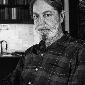 چهره های مشهور و علاقه مندان به دنیای پیپ و تنباکو : بررسی تخصصی انتخابهای تاریخی
دنیای پیپ و تنباکو، جهان است فراتر از یک عادت یا یک سرگرمی ساده و در طول تاریخ، بخشی جداییناپذیر از فرهنگ، ادبیات و تفکر اندیشمندان بزرگ بوده است. جامعه پیپکشها، جامعهای است که در آن مرزهای طبقاتی و اجتماعی گاهی در دودی غلیظ و معطر از میان میرود. از نویسندگان برجسته و فیلسوفان که با هر پک افکار عمیقشان را در کلمات جاری میکردند، تا روسای جمهور و هنرمندانی که در سکوتِ سیگار برگ، خلقت میکردند؛
همگی عاشقان دنیای "برایر" (Briar) و "برگ" (Leaf) بودهاند. برای یک علاقهمند به این هنر کهن، گاهی این کنجکاوی ایجاد میشود که بداند قهرمانان تفکر و هنر، چه مخلوطهایی (Blend) در پیپهای خود می ریختند و چه عطری در فضا پخش میشد. دانستن این که اساتید این هنر، چه طعمهایی را ترجیح میدادند، نه تنها به ما حس نزدیکی به آنان میدهد، بلکه دریچهای است به درک سلیقه و شخصیت آنها.
در این مقاله، به بررسی دقیق زندگی و انتخابهای تنباکویی برخی از مشهورترین پیپ کشهای تاریخ پرداخته میشود. اما پیش از ورود به جزئیات، باید نکتهای مهم را یادآوری شد: اکثر مخلوطهای تنباکویی که در این مقاله به آنها اشاره میشود، متأسفانه دیگر تولید نمیشوند و در کاتالوگهای کارخانهها جایی ندارند. آنها اکنون به اسطورههایی تبدیل شدهاند که تنها در داستانها و خاطرات نوشته شده زنده هستند. با این حال، شناخت ترکیبات و ویژگیهای این تنباکوهای منسوخ شده، برای هر دوستدار این صنعت ضروری است تا تاریخچه و تکامل این هنر را درک کند.
برتراند راسل و مخلوط طلایی فریبورگ و ترییر
برتراند راسل، مردی با عناوین متعدد و ذهنی درخشان؛ یکی از برجستهترین منطقدانان قرن بیستم و بنیانگذار فلسفه تحلیلی. راسل نه تنها یک متفکر عمیق بود، بلکه تمام عمر یک پیپکشِ ثابت به شمار میرفت. تصاویر تاریخی او معمولاً با یک پیپ میان لبخندِ فلسفیاش به یاد میآیند. تنباکوی برگزیده راسل،
"Golden Mixture"
از برند افسانهای
"Fribourg & Treyer"
بود. فریبورگ و ترییر نامی است که برای هر دوستدار قدیمی پیپ، نوستالژی و احترام برمیانگیزد. این فروشگاه در لندن، کانون پیپکشهای اشرافی و روشنفکر بود.
مخلوط طلایی (Golden Mixture)، یک تنباکوی خالص "ویرجینیا" (Virginia) بود. ویرجینیاهای طلایی، به دلیل طعم شیرین و طبیعیشان شهرت دارند. آنهایی که خوش شانس بودند و در زمان تولید این تنباکو حضور داشتند، توصیف کردهاند که پروفایل طعمی این مخلوط، سرشار از رایحه مرکبات شیرین و علف تازه (Hay) بوده است. روم نت (Room Note) یا عطری که در فضا پخش میشده، برای اطرافیان بسیار دلپذیر بوده و قدرت نیکوتین آن ملایم و متعادل بوده است؛ ویژگیای که اجازه میداد راسل ساعتهای طولانی بدون احساس سرگیجه به نوشتن و تفکر بپردازد. این تنباکو نمادی از سادگی و ظرافت بود، دقیقاً مشابه فلسفه راسل که پیچیدگیهای جهان را با زبانی شفاف تحلیل میکرد.
جی. آر. آر. تالکین و کپستان بلو (Capstan Blue)
جان رونالد روئل تالکین، نابغهای که خالق "ارباب حلقهها"، "هابیت" و دهها اثر ماندگار دیگر بود، احتمالاً نیازی به معرفی طولانی ندارد. اما آنچه شاید کمتر بدانید، علاقه عمیق تالکین به پیپ است. در داستانهای او، پیپکشیدن بخشی جداییناپذیر از فرهنگ هابیتها و جادوگران است و این بخشگویی آینهای از زندگی واقعی نویسنده بود. تالکین یک هوادار متعصب برای تنباکوی "Capstan Blue" بود.
کپستان بلو، یکی از کلاسیکترینهای دنیای پیپ است که از ویرجینیاهای رسیده و دستچین شده تشکیل شده است. این تنباکو به سبک "Navy Cut" یا برش دریایی تولید میشد. این سبک از برش، ریشه در تاریخ دریانوردی دارد و معمولاً شامل تنباکوهای فشردهای است که با عطرهایی طبیعی حفظ شدهاند. پروفایل طعمی کپستان بلو ساده، خالص و لذتبخش است. پیپکشهای قدیمی میگویند که این تنباکو، طعمی نزدیک به گیاهان تازه و کمی شیرینی کرهای دارد. جالب است بدانید که تالکین گاهی اوقات از تنباکوی مورد علاقه دوست صمیمیاش، سی. اس. لوئیس نیز استفاده میکرد، موضوعی که در ادامه به آن میپردازیم. پیپ برای تالکین، ابزاری برای خلق دنیاهای فانتزی و فرار از واقعیت تلخ جنگها بود.
سی. اس. لوئیس و مخلوط راهبههای سهگانه (Three Nuns)
سی. اس. لوئیس، نویسنده بزرگ مجموعه "افسانههای نارنیا"، همدوره و دوست صمیمی تالکین بود. وقتی لویس مشغول نوشتن ماجراهای نارنیا نبود، میشد او را یافت که با یک پیپ در دست، در حال فکر کردن بود. انتخاب لوئیس، تنباکوی "Three Nuns" بود. این تنباکو یکی از مشهورترین مخلوطهای تاریخ است که شکل خاصی از برش را معرفی کرد.
Three Nuns
یک مخلوط برشخورده به شکل سکه (Coin-cut) بود که ترکیبی از
"Dark-Fired Kentucky"
(کنتاکی دودی شده)، ویرجینیای خشک شده در آفتاب، و تنباکوی "Burley" بود. این ترکیب، طعمی بسیار قدرتمند و متمایز ایجاد میکرد. کنتاکی دارکفایر، نوعی تنباکو است که با دود آتش هیزم خشک میشود و طعمی دودی، تند و زمینی به مخلوط میدهد. مصرفکنندگان قدیمی Three Nuns از طعم آن به عنوان ترکیبی شبیه به بیکنِ افرا و آجین بوداده
(Maple bacon and roasted nuts)
با ادویهای ملایم یاد میکنند. این تنباکو ضربه نیکوتین نسبتاً قویای داشت که برای کسی مثل لوئیس که در مباحثات فلسفی و ادبی طولانی شرکت میکرد، مناسب بود. تضاد بین عالم خیالانگیز نارنیا و طعم سنگین و دودی این تنباکو، پارادوکسی جذاب در شخصیت لوئیس محسوب میشود.
ویلیام فاکنر و کلاسیکهای دنیای پیپ: دانهیل ۹۶۵ و سر والتر رالی
ویلیام فاکنر، یکی از نویسندگان مورد علاقه بسیاری در ادبیات قرن بیستم ، نویسندهای که رمانهایش عمیقاً در فرهنگ جنوب آمریکا ریشه داشتند، سلیقهای در انتخاب تنباکو داشت که باعث افزایش احترام به او شده است. فاکنر دو تنباکوی اصلی را به طور منظم مصرف میکرد: یکی
"My Mixture 965"
از برند دانهیل (که اکنون با برند پترسون تولید میشود) و دیگری
"Sir Walter Raleigh"،
یک تنباکوی کلاسیک و محبوب نسلهای قدیمی.
دنیای پیپ به دو دسته کلی تقسیم میشود: "English" (انگلیسی) و "Aromatic" (معطر). دانهیل ۹۶۵، پادشاه مخلوطهای انگلیسی است. این تنباکو بدنهای کامل (Full-bodied) دارد و با لاتاکیاهای انتخابی تهیه میشود. لاتاکیا، تنباکویی است که با دود تیره و عطری معطر خشک میشود و به مخلوط، طعمی غنی، دودی و خنکی میبخشد. در کنار لاتاکیا، تنباکوهای اورینتال برای شیرینی و تندی، و کمی "Black Cavendish" برای شیرینی اضافه میشوند. ۹۶۵ مخلوطی پیچیده و جسورانه است.
در مقابل، سر والتر رالی، تنباکویی ساده از نوع "Burley" است که با کمی رازیانه (Anise) و ملاس (Molasses) طعمدهی شده است. این تنباکو برای نسلها به عنوان یک تنباکوی روزمره و در دسترس در چرخش مصرف بسیاری از پیپکشهای سراسر جهان باقی مانده است. اینکه فاکنر چگونه بین این دو قطب متضاد—یکی پیچیده و دودی (۹۶۵) و دیگری ساده و شیرین (سر والتر رالی)—جابهجا میشد، نشاندهنده تنوع سلیقه و شاید نوسانات خلقی نویسنده در خلق آثارش بوده است. امروزه مالکیت برند دانهیل به شرکت "Peterson of Dublin" منتقل شده و تولید این مخلوط افسانهای با همان کیفیت ادامه دارد، هرچند که نسخههای اصلی قدیمی اکنون کالای کلکسیونی هستند.
شلبی فوت و مخلوط پیپ ادوارد جی. رابینسون
شلبی دیل فوت جونیور، نویسنده و روزنامهنگار مشهور، که بیشتر به خاطر مجموعه سه جلدی تاریخچه جنگ داخلی آمریکا شهرت دارد، در زمان نگارش آثارش چه تنباکویی میکشید؟ پاسخ
"Edward G. Robinson's Pipe Blend"
است. ادوارد جی. رابینسون، ستاره مشهور سینما بود که خود یک پیپکش پرشور بود و این تنباکو به نام او ثبت شد.
این مخلوط یک تنباکوی "Aromatic" یا معطر با کیفیتی بسیار لذتبخش بود. ترکیبات آن شامل "Burley" خوشطعم و شیرین، کندیش طلایی
(Gold Cavendish)،
و کندیش معطر سیاه
(Flavored Black Cavendish)
بود که هماهنگیای شاهکار با هم داشتند. به این ترکیب، نتهای میوهای آلو و شراب اضافه شده بود تا عطر و طعمی میوهای و غنی ایجاد کند. نکته جالب در مورد این مخلوط، استفاده از مقدار بسیار کمی لاتاکیا بود. لاتاکیا در اینجا نقش اصلی را بازی نمیکرد، بلکه فقط برای افزودن کمی شیرینی، عمق و بدنه (Body) به مخلوط استفاده میشد تا دود خنکتری تولید کند. نتیجه نهایی، دودی شیرین، میوهای و بسیار خنک بود که میتوانست ساعتهای طولانی یک مورخ را در آرامش نگه دارد.
جین هیل و میراث اجورث (Edgeworth)
جین اتکینز هیل، طبیعتگرد و نویسندهای بود که طنزی خاص در انتخاب تنباکوی خود داشت. جین برای نشریات مختلفی در حوزه طبیعتگردی مینوشت و در نهایت در مجله مشهور "Field & Stream" سکونت گزید. با این حال، تنباکوی انتخابی او متعلق به خود آن مجله نبود، بلکه سلیقهای بینقص داشت. انتخاب او، تنباکوی "Edgeworth" بود که به احتمال زیاد نسخه "Ready-Rubbed" (آماده ساییده شده) آن بوده است.
اجورث، نامی است که در خاطرات پیپکشهای آمریکایی حک شده است. این تنباکو از finest Kentucky و Tennessee White Burley تهیه میشد. تنباکوهای برلی سفید، به دلیل توانایی جذب رطوبت و تولید دودی خنک و خوشطعم مشهورند. این برگها با دقت انتخاب و کهنه میشدند تا خنکترین اسموک ممکن را ارائه دهند. بقیه رازهای اجورث در گذر زمان گم شده است، زیرا "استاد ترکیبکننده" (Master Blender) فرمول دقیق آن را به یک راز تجاری تبدیل کرد و با خود به گور برد.
اجورث نمادی از طلایهداران تنباکوی برلی آمریکایی بود که اسموکی نرم و بدون نیش زبان ارائه میداد؛ تنباکویی که برای یک نویسنده حوزه طبیعت، بهترین همراه برای نشستن در کنار آتشگاه و نوشتن داستانهای شکار و ماهیگیری بود.
هاولین وولف و اجورث آروماتیک (Edgeworth Aromatic)
اگر از موسیقی بلوز (Blues) لذت میبرید، حتماً با "هاولین وولف" آشنا هستید. حتی اگر طرفدار موسیقی بلوز نباشید، احتمالاً نام این یکی از تاثیرگذارترین موسیقیدانان بلوز در جهان را شنیدهاید. وولف نقش مهمی در تبدیل بلوز آکوستیک دلتا به بلوز الکتریک شیکاگو داشت. تصویر این غول موسیقی با یک پیپ در دهان، نمادی از قدرت و اصالت است.
تنباکوی مورد علاقه وولف، "Edgeworth Aromatic" بود. بر اساس تحقیقات و شواهد تاریخی، به احتمال زیاد منظور نسخه "قرمز" (Red) این برند بوده است. اجورث آروماتیک (قرمز)، یک مخلوط ساده اما قدرتمند بود که از ترکیب تنباکوهای Burley، Latakia، Oriental، Perique و Virginia تشکیل میشد و با طعمدهندهای شبیه به براندی (Brandy topping) معطر میشد. وجود "پریک" (Perique) در این ترکیب بسیار قابل توجه است.
پریک، تنباکی است که فقط در منطقه کوچکی از لوئیزیانا تولید میشود و فرایند تخمیر فشاری روی آن اعمال میشود. این تنباکو، تندی و ادویه خاصی به مخلوط میدهد. ترکیب پریک و لاتاکیا با طعم براندی، دودی متنوع، تند و در عین حال شیرین را ایجاد میکرد که با ریتمهای خشن و احساسی موسیقی وولف همخوانی کاملی داشت.
نورمن راکول و ادجورث اکزیکیوتیو میکسچر (Executive Mixture)
نورمن راکول، تصویرگر برجسته آمریکایی که نقاشیهای او نمایی نوستالژیک از ایالات متحده را ثبت کرده و برای نسلها نمادین بوده است، عشقی عمیق به پیپ داشت. راکول که اخیراً در مقالاتی درباره خوانندگان روزانه (Daily Reader) نیز به او اشاره شده، زندگی روزمره آمریکایی را در قاب نقاشیهایش جاودانه کرد. علاقه او به
"Edgeworth Executive Mixture"
به خوبی مستند شده است، تا جایی که او حتی در تبلیغات تجاری این برند نیز حضور پیدا کرد.
این تنباکو، به طور خاص برای مردان کسبه و مدیران (Executives) طراحی شده بود. مخلوط اکزیکیوتیو از ترکیب White Burley، Golden Flake (برگهای طلایی ورقه ورقه شده) و یک نوع کمیاب از "Red Virginia Cavendish" تشکیل میشد. استفاده از ویرجینیا کندیش قرمز، طعمی شیرین و میوهای به این مخلوط میداد که با طعم خاکی برلی متعادل میشد. این تنباکو با عنوان "تنباکوی مردان موفق" شناخته میشد و تبلیغات آن با تصاویر راکول، پیوندی میان هنر، تجارت و لذت پیپکشی ایجاد میکرد. راکول با نقاشیهایش لحظات ساده را شاهکار میکرد و با پیپ خود، لحظات نوشتن را لذتبخش مینمود.
تحلیل تخصصی تنباکوهای منسوخ شده و میراث آنها
مرور این لیست کوتاه از اسموکرهای مشهور و تنباکوهای مورد علاقه آنها، دریچهای رو به گذشتهی طلایی دنیای پیپ است. چیزی که در تمام این انتخابها مشترک است، تنوع بالای ترکیبات و پایبندی به کیفیت برتر است. در آن زمان، "Master Blenders" یا استادان ترکیب، هنرشان را با ترکیب برگهای از سراسر جهان اعم از ویرجینیای آمریکا و آفریقا، لاتاکیای قبرس و سوریه، و برلیهای آمریکا به نمایش میگذاشتند.
تنباکوهایی مانند *Fribourg & Treyer's Golden Mixture*، *Three Nuns* قدیمی، و *Edgeworth* در اشکال مختلف، اکنون تنها در خاطرات یا در قوطیهای قدیمی و باقیمانده در کلکسیونهای خصوصی وجود دارند. با این حال، تأثیر آنها بر دنیای تنباکو مدرن غیرقابل انکار است. بسیاری از مخلوطهای مدرن، سعی در بازآفرینی یا الهام گرفتن از این فرمولهای کلاسیک دارند. برای مثال، تلاش برای تولید مخلوطهایی با طعم شیرین مرکبات و یونجه شبیه به مخلوط طلایی راسل، یا تلاش برای تولید تنباکوهای برلی خنک و نرم شبیه به ادجورث، همچنان توسط کارخانههای بزرگ تنباکو ادامه دارد.
دانستن این که راسل، فیلسوف منطق، چه تنباکویی میکشید، یا اینکه راکول، تصویرگر رویاها، چه چیزی می کشد ، به ما کمک میکند تا ابعاد تازهای از شخصیت آنها را درک کنیم. پیپ برای آنها تنها یک وسیله برای مصرف نیکوتین نبود؛ بلکه همراهی در خلوت، عاملی برای تمرکز و نمادی از سبک زندگی آنان بود.
کلام پایانی در مورد هنر پیپکشی
دنیای پیپ و تنباکو، دنیایی است که در آن جزئیات اهمیت حیاتی دارند. نوع برش، منشأ برگ، نحوه خشک کردن و ترکیب آنها، همه و همه در تجربه نهایی موثر هستند. چهرههای مذکور در این مقاله، عاشقان واقعی این هنر بودند که سلیقهشان در انتخاب تنباکو ، بازتابی از ذهن و روحشان بود .
اگرچه ما دیگر نمیتوانیم دودی از مخلوط طلایی فریبورگ و ترییر را در هوا حس کنیم ، اما روح آنها در ادبیات و هنری که آفریدهاند ، زنده است و داستان تنباکوهایشان الهامبخش نسلهای جدید پیپکشها میماند تا به جستجوی طعمهای منحصر به فرد و ساختن خاطرات جدید ادامه دهند .
برای مشاهده دیگر مقالات با موضوع مشاهیر پیپ و سیگاربرگ کلیک کنید