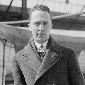 چهره های مشهور و علاقه مندان به دنیای پیپ و تنباکو : بررسی تخصصی انتخابهای تاریخی
دنیای پیپ و تنباکو، جهان است فراتر از یک عادت یا یک سرگرمی ساده و در طول تاریخ، بخشی جداییناپذیر از فرهنگ، ادبیات و تفکر اندیشمندان بزرگ بوده است. جامعه پیپکشها، جامعهای است که در آن مرزهای طبقاتی و اجتماعی گاهی در دودی غلیظ و معطر از میان میرود. از نویسندگان برجسته و فیلسوفان که با هر پک افکار عمیقشان را در کلمات جاری میکردند، تا روسای جمهور و هنرمندانی که در سکوتِ سیگار برگ، خلقت میکردند؛
همگی عاشقان دنیای "برایر" (Briar) و "برگ" (Leaf) بودهاند. برای یک علاقهمند به این هنر کهن، گاهی این کنجکاوی ایجاد میشود که بداند قهرمانان تفکر و هنر، چه مخلوطهایی (Blend) در پیپهای خود می ریختند و چه عطری در فضا پخش میشد. دانستن این که اساتید این هنر، چه طعمهایی را ترجیح میدادند، نه تنها به ما حس نزدیکی به آنان میدهد، بلکه دریچهای است به درک سلیقه و شخصیت آنها.
در این مقاله، به بررسی دقیق زندگی و انتخابهای تنباکویی برخی از مشهورترین پیپ کشهای تاریخ پرداخته میشود. اما پیش از ورود به جزئیات، باید نکتهای مهم را یادآوری شد: اکثر مخلوطهای تنباکویی که در این مقاله به آنها اشاره میشود، متأسفانه دیگر تولید نمیشوند و در کاتالوگهای کارخانهها جایی ندارند. آنها اکنون به اسطورههایی تبدیل شدهاند که تنها در داستانها و خاطرات نوشته شده زنده هستند. با این حال، شناخت ترکیبات و ویژگیهای این تنباکوهای منسوخ شده، برای هر دوستدار این صنعت ضروری است تا تاریخچه و تکامل این هنر را درک کند.
برتراند راسل و مخلوط طلایی فریبورگ و ترییر
برتراند راسل، مردی با عناوین متعدد و ذهنی درخشان؛ یکی از برجستهترین منطقدانان قرن بیستم و بنیانگذار فلسفه تحلیلی. راسل نه تنها یک متفکر عمیق بود، بلکه تمام عمر یک پیپکشِ ثابت به شمار میرفت. تصاویر تاریخی او معمولاً با یک پیپ میان لبخندِ فلسفیاش به یاد میآیند. تنباکوی برگزیده راسل،
"Golden Mixture"
از برند افسانهای
"Fribourg & Treyer"
بود. فریبورگ و ترییر نامی است که برای هر دوستدار قدیمی پیپ، نوستالژی و احترام برمیانگیزد. این فروشگاه در لندن، کانون پیپکشهای اشرافی و روشنفکر بود.
مخلوط طلایی (Golden Mixture)، یک تنباکوی خالص "ویرجینیا" (Virginia) بود. ویرجینیاهای طلایی، به دلیل طعم شیرین و طبیعیشان شهرت دارند. آنهایی که خوش شانس بودند و در زمان تولید این تنباکو حضور داشتند، توصیف کردهاند که پروفایل طعمی این مخلوط، سرشار از رایحه مرکبات شیرین و علف تازه (Hay) بوده است. روم نت (Room Note) یا عطری که در فضا پخش میشده، برای اطرافیان بسیار دلپذیر بوده و قدرت نیکوتین آن ملایم و متعادل بوده است؛ ویژگیای که اجازه میداد راسل ساعتهای طولانی بدون احساس سرگیجه به نوشتن و تفکر بپردازد. این تنباکو نمادی از سادگی و ظرافت بود، دقیقاً مشابه فلسفه راسل که پیچیدگیهای جهان را با زبانی شفاف تحلیل میکرد.
جی. آر. آر. تالکین و کپستان بلو (Capstan Blue)
جان رونالد روئل تالکین، نابغهای که خالق "ارباب حلقهها"، "هابیت" و دهها اثر ماندگار دیگر بود، احتمالاً نیازی به معرفی طولانی ندارد. اما آنچه شاید کمتر بدانید، علاقه عمیق تالکین به پیپ است. در داستانهای او، پیپکشیدن بخشی جداییناپذیر از فرهنگ هابیتها و جادوگران است و این بخشگویی آینهای از زندگی واقعی نویسنده بود. تالکین یک هوادار متعصب برای تنباکوی "Capstan Blue" بود.
کپستان بلو، یکی از کلاسیکترینهای دنیای پیپ است که از ویرجینیاهای رسیده و دستچین شده تشکیل شده است. این تنباکو به سبک "Navy Cut" یا برش دریایی تولید میشد. این سبک از برش، ریشه در تاریخ دریانوردی دارد و معمولاً شامل تنباکوهای فشردهای است که با عطرهایی طبیعی حفظ شدهاند. پروفایل طعمی کپستان بلو ساده، خالص و لذتبخش است. پیپکشهای قدیمی میگویند که این تنباکو، طعمی نزدیک به گیاهان تازه و کمی شیرینی کرهای دارد. جالب است بدانید که تالکین گاهی اوقات از تنباکوی مورد علاقه دوست صمیمیاش، سی. اس. لوئیس نیز استفاده میکرد، موضوعی که در ادامه به آن میپردازیم. پیپ برای تالکین، ابزاری برای خلق دنیاهای فانتزی و فرار از واقعیت تلخ جنگها بود.
سی. اس. لوئیس و مخلوط راهبههای سهگانه (Three Nuns)
سی. اس. لوئیس، نویسنده بزرگ مجموعه "افسانههای نارنیا"، همدوره و دوست صمیمی تالکین بود. وقتی لویس مشغول نوشتن ماجراهای نارنیا نبود، میشد او را یافت که با یک پیپ در دست، در حال فکر کردن بود. انتخاب لوئیس، تنباکوی "Three Nuns" بود. این تنباکو یکی از مشهورترین مخلوطهای تاریخ است که شکل خاصی از برش را معرفی کرد.
Three Nuns
یک مخلوط برشخورده به شکل سکه (Coin-cut) بود که ترکیبی از
"Dark-Fired Kentucky"
(کنتاکی دودی شده)، ویرجینیای خشک شده در آفتاب، و تنباکوی "Burley" بود. این ترکیب، طعمی بسیار قدرتمند و متمایز ایجاد میکرد. کنتاکی دارکفایر، نوعی تنباکو است که با دود آتش هیزم خشک میشود و طعمی دودی، تند و زمینی به مخلوط میدهد. مصرفکنندگان قدیمی Three Nuns از طعم آن به عنوان ترکیبی شبیه به بیکنِ افرا و آجین بوداده
(Maple bacon and roasted nuts)
با ادویهای ملایم یاد میکنند. این تنباکو ضربه نیکوتین نسبتاً قویای داشت که برای کسی مثل لوئیس که در مباحثات فلسفی و ادبی طولانی شرکت میکرد، مناسب بود. تضاد بین عالم خیالانگیز نارنیا و طعم سنگین و دودی این تنباکو، پارادوکسی جذاب در شخصیت لوئیس محسوب میشود.
ویلیام فاکنر و کلاسیکهای دنیای پیپ: دانهیل ۹۶۵ و سر والتر رالی
ویلیام فاکنر، یکی از نویسندگان مورد علاقه بسیاری در ادبیات قرن بیستم ، نویسندهای که رمانهایش عمیقاً در فرهنگ جنوب آمریکا ریشه داشتند، سلیقهای در انتخاب تنباکو داشت که باعث افزایش احترام به او شده است. فاکنر دو تنباکوی اصلی را به طور منظم مصرف میکرد: یکی
"My Mixture 965"
از برند دانهیل (که اکنون با برند پترسون تولید میشود) و دیگری
"Sir Walter Raleigh"،
یک تنباکوی کلاسیک و محبوب نسلهای قدیمی.
دنیای پیپ به دو دسته کلی تقسیم میشود: "English" (انگلیسی) و "Aromatic" (معطر). دانهیل ۹۶۵، پادشاه مخلوطهای انگلیسی است. این تنباکو بدنهای کامل (Full-bodied) دارد و با لاتاکیاهای انتخابی تهیه میشود. لاتاکیا، تنباکویی است که با دود تیره و عطری معطر خشک میشود و به مخلوط، طعمی غنی، دودی و خنکی میبخشد. در کنار لاتاکیا، تنباکوهای اورینتال برای شیرینی و تندی، و کمی "Black Cavendish" برای شیرینی اضافه میشوند. ۹۶۵ مخلوطی پیچیده و جسورانه است.
در مقابل، سر والتر رالی، تنباکویی ساده از نوع "Burley" است که با کمی رازیانه (Anise) و ملاس (Molasses) طعمدهی شده است. این تنباکو برای نسلها به عنوان یک تنباکوی روزمره و در دسترس در چرخش مصرف بسیاری از پیپکشهای سراسر جهان باقی مانده است. اینکه فاکنر چگونه بین این دو قطب متضاد—یکی پیچیده و دودی (۹۶۵) و دیگری ساده و شیرین (سر والتر رالی)—جابهجا میشد، نشاندهنده تنوع سلیقه و شاید نوسانات خلقی نویسنده در خلق آثارش بوده است. امروزه مالکیت برند دانهیل به شرکت "Peterson of Dublin" منتقل شده و تولید این مخلوط افسانهای با همان کیفیت ادامه دارد، هرچند که نسخههای اصلی قدیمی اکنون کالای کلکسیونی هستند.
شلبی فوت و مخلوط پیپ ادوارد جی. رابینسون
شلبی دیل فوت جونیور، نویسنده و روزنامهنگار مشهور، که بیشتر به خاطر مجموعه سه جلدی تاریخچه جنگ داخلی آمریکا شهرت دارد، در زمان نگارش آثارش چه تنباکویی میکشید؟ پاسخ
"Edward G. Robinson's Pipe Blend"
است. ادوارد جی. رابینسون، ستاره مشهور سینما بود که خود یک پیپکش پرشور بود و این تنباکو به نام او ثبت شد.
این مخلوط یک تنباکوی "Aromatic" یا معطر با کیفیتی بسیار لذتبخش بود. ترکیبات آن شامل "Burley" خوشطعم و شیرین، کندیش طلایی
(Gold Cavendish)،
و کندیش معطر سیاه
(Flavored Black Cavendish)
بود که هماهنگیای شاهکار با هم داشتند. به این ترکیب، نتهای میوهای آلو و شراب اضافه شده بود تا عطر و طعمی میوهای و غنی ایجاد کند. نکته جالب در مورد این مخلوط، استفاده از مقدار بسیار کمی لاتاکیا بود. لاتاکیا در اینجا نقش اصلی را بازی نمیکرد، بلکه فقط برای افزودن کمی شیرینی، عمق و بدنه (Body) به مخلوط استفاده میشد تا دود خنکتری تولید کند. نتیجه نهایی، دودی شیرین، میوهای و بسیار خنک بود که میتوانست ساعتهای طولانی یک مورخ را در آرامش نگه دارد.
جین هیل و میراث اجورث (Edgeworth)
جین اتکینز هیل، طبیعتگرد و نویسندهای بود که طنزی خاص در انتخاب تنباکوی خود داشت. جین برای نشریات مختلفی در حوزه طبیعتگردی مینوشت و در نهایت در مجله مشهور "Field & Stream" سکونت گزید. با این حال، تنباکوی انتخابی او متعلق به خود آن مجله نبود، بلکه سلیقهای بینقص داشت. انتخاب او، تنباکوی "Edgeworth" بود که به احتمال زیاد نسخه "Ready-Rubbed" (آماده ساییده شده) آن بوده است.
اجورث، نامی است که در خاطرات پیپکشهای آمریکایی حک شده است. این تنباکو از finest Kentucky و Tennessee White Burley تهیه میشد. تنباکوهای برلی سفید، به دلیل توانایی جذب رطوبت و تولید دودی خنک و خوشطعم مشهورند. این برگها با دقت انتخاب و کهنه میشدند تا خنکترین اسموک ممکن را ارائه دهند. بقیه رازهای اجورث در گذر زمان گم شده است، زیرا "استاد ترکیبکننده" (Master Blender) فرمول دقیق آن را به یک راز تجاری تبدیل کرد و با خود به گور برد.
اجورث نمادی از طلایهداران تنباکوی برلی آمریکایی بود که اسموکی نرم و بدون نیش زبان ارائه میداد؛ تنباکویی که برای یک نویسنده حوزه طبیعت، بهترین همراه برای نشستن در کنار آتشگاه و نوشتن داستانهای شکار و ماهیگیری بود.
هاولین وولف و اجورث آروماتیک (Edgeworth Aromatic)
اگر از موسیقی بلوز (Blues) لذت میبرید، حتماً با "هاولین وولف" آشنا هستید. حتی اگر طرفدار موسیقی بلوز نباشید، احتمالاً نام این یکی از تاثیرگذارترین موسیقیدانان بلوز در جهان را شنیدهاید. وولف نقش مهمی در تبدیل بلوز آکوستیک دلتا به بلوز الکتریک شیکاگو داشت. تصویر این غول موسیقی با یک پیپ در دهان، نمادی از قدرت و اصالت است.
تنباکوی مورد علاقه وولف، "Edgeworth Aromatic" بود. بر اساس تحقیقات و شواهد تاریخی، به احتمال زیاد منظور نسخه "قرمز" (Red) این برند بوده است. اجورث آروماتیک (قرمز)، یک مخلوط ساده اما قدرتمند بود که از ترکیب تنباکوهای Burley، Latakia، Oriental، Perique و Virginia تشکیل میشد و با طعمدهندهای شبیه به براندی (Brandy topping) معطر میشد. وجود "پریک" (Perique) در این ترکیب بسیار قابل توجه است.
پریک، تنباکی است که فقط در منطقه کوچکی از لوئیزیانا تولید میشود و فرایند تخمیر فشاری روی آن اعمال میشود. این تنباکو، تندی و ادویه خاصی به مخلوط میدهد. ترکیب پریک و لاتاکیا با طعم براندی، دودی متنوع، تند و در عین حال شیرین را ایجاد میکرد که با ریتمهای خشن و احساسی موسیقی وولف همخوانی کاملی داشت.
نورمن راکول و ادجورث اکزیکیوتیو میکسچر (Executive Mixture)
نورمن راکول، تصویرگر برجسته آمریکایی که نقاشیهای او نمایی نوستالژیک از ایالات متحده را ثبت کرده و برای نسلها نمادین بوده است، عشقی عمیق به پیپ داشت. راکول که اخیراً در مقالاتی درباره خوانندگان روزانه (Daily Reader) نیز به او اشاره شده، زندگی روزمره آمریکایی را در قاب نقاشیهایش جاودانه کرد. علاقه او به
"Edgeworth Executive Mixture"
به خوبی مستند شده است، تا جایی که او حتی در تبلیغات تجاری این برند نیز حضور پیدا کرد.
این تنباکو، به طور خاص برای مردان کسبه و مدیران (Executives) طراحی شده بود. مخلوط اکزیکیوتیو از ترکیب White Burley، Golden Flake (برگهای طلایی ورقه ورقه شده) و یک نوع کمیاب از "Red Virginia Cavendish" تشکیل میشد. استفاده از ویرجینیا کندیش قرمز، طعمی شیرین و میوهای به این مخلوط میداد که با طعم خاکی برلی متعادل میشد. این تنباکو با عنوان "تنباکوی مردان موفق" شناخته میشد و تبلیغات آن با تصاویر راکول، پیوندی میان هنر، تجارت و لذت پیپکشی ایجاد میکرد. راکول با نقاشیهایش لحظات ساده را شاهکار میکرد و با پیپ خود، لحظات نوشتن را لذتبخش مینمود.
تحلیل تخصصی تنباکوهای منسوخ شده و میراث آنها
مرور این لیست کوتاه از اسموکرهای مشهور و تنباکوهای مورد علاقه آنها، دریچهای رو به گذشتهی طلایی دنیای پیپ است. چیزی که در تمام این انتخابها مشترک است، تنوع بالای ترکیبات و پایبندی به کیفیت برتر است. در آن زمان، "Master Blenders" یا استادان ترکیب، هنرشان را با ترکیب برگهای از سراسر جهان اعم از ویرجینیای آمریکا و آفریقا، لاتاکیای قبرس و سوریه، و برلیهای آمریکا به نمایش میگذاشتند.
تنباکوهایی مانند *Fribourg & Treyer's Golden Mixture*، *Three Nuns* قدیمی، و *Edgeworth* در اشکال مختلف، اکنون تنها در خاطرات یا در قوطیهای قدیمی و باقیمانده در کلکسیونهای خصوصی وجود دارند. با این حال، تأثیر آنها بر دنیای تنباکو مدرن غیرقابل انکار است. بسیاری از مخلوطهای مدرن، سعی در بازآفرینی یا الهام گرفتن از این فرمولهای کلاسیک دارند. برای مثال، تلاش برای تولید مخلوطهایی با طعم شیرین مرکبات و یونجه شبیه به مخلوط طلایی راسل، یا تلاش برای تولید تنباکوهای برلی خنک و نرم شبیه به ادجورث، همچنان توسط کارخانههای بزرگ تنباکو ادامه دارد.
دانستن این که راسل، فیلسوف منطق، چه تنباکویی میکشید، یا اینکه راکول، تصویرگر رویاها، چه چیزی می کشد ، به ما کمک میکند تا ابعاد تازهای از شخصیت آنها را درک کنیم. پیپ برای آنها تنها یک وسیله برای مصرف نیکوتین نبود؛ بلکه همراهی در خلوت، عاملی برای تمرکز و نمادی از سبک زندگی آنان بود.
کلام پایانی در مورد هنر پیپکشی
دنیای پیپ و تنباکو، دنیایی است که در آن جزئیات اهمیت حیاتی دارند. نوع برش، منشأ برگ، نحوه خشک کردن و ترکیب آنها، همه و همه در تجربه نهایی موثر هستند. چهرههای مذکور در این مقاله، عاشقان واقعی این هنر بودند که سلیقهشان در انتخاب تنباکو ، بازتابی از ذهن و روحشان بود .
اگرچه ما دیگر نمیتوانیم دودی از مخلوط طلایی فریبورگ و ترییر را در هوا حس کنیم ، اما روح آنها در ادبیات و هنری که آفریدهاند ، زنده است و داستان تنباکوهایشان الهامبخش نسلهای جدید پیپکشها میماند تا به جستجوی طعمهای منحصر به فرد و ساختن خاطرات جدید ادامه دهند .
برای مشاهده دیگر مقالات با موضوع مشاهیر پیپ و سیگاربرگ کلیک کنید